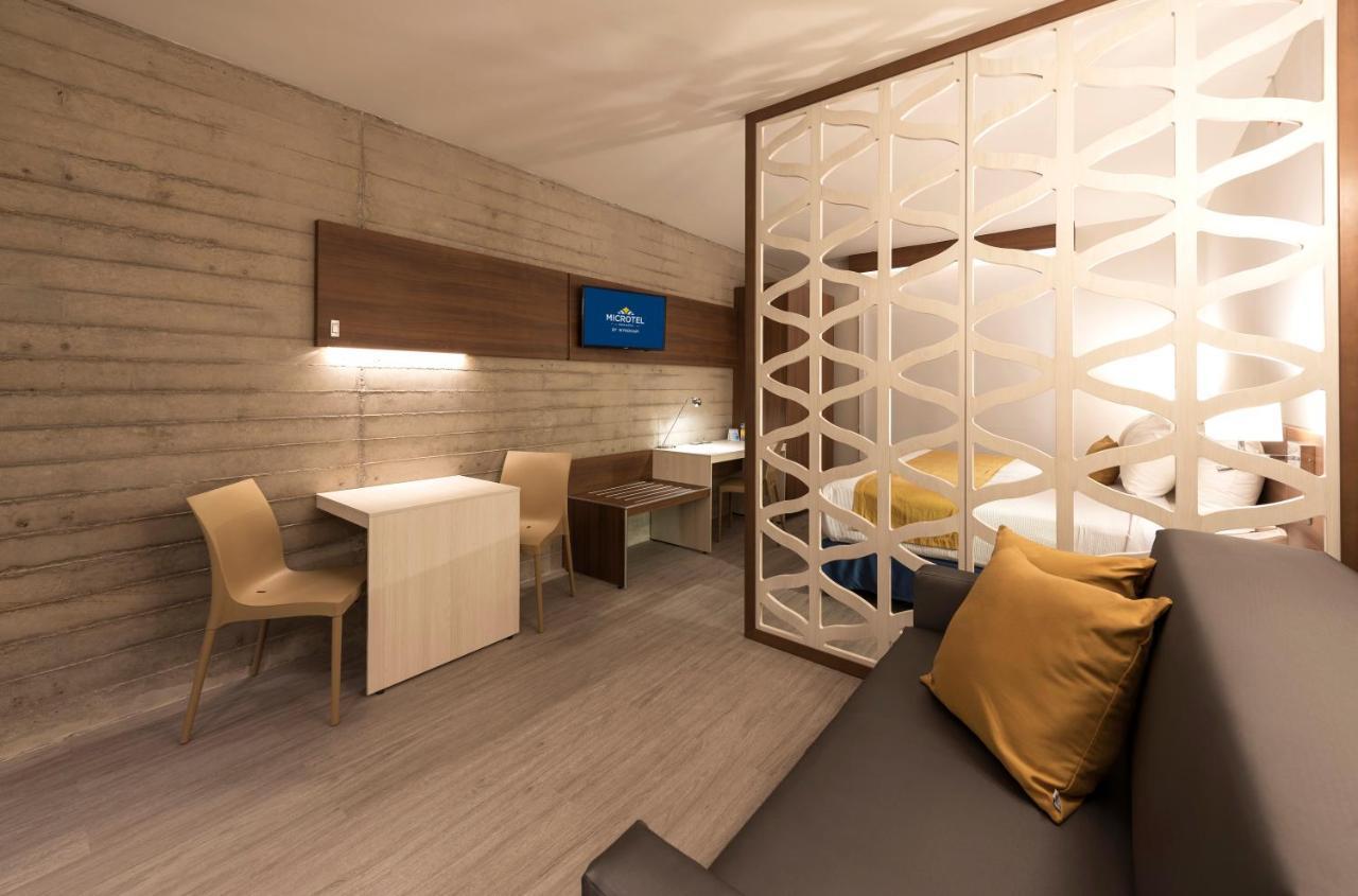 Microtel Inn & Suites By Wyndham Guadalajara Sur Palomar Eksteriør bilde