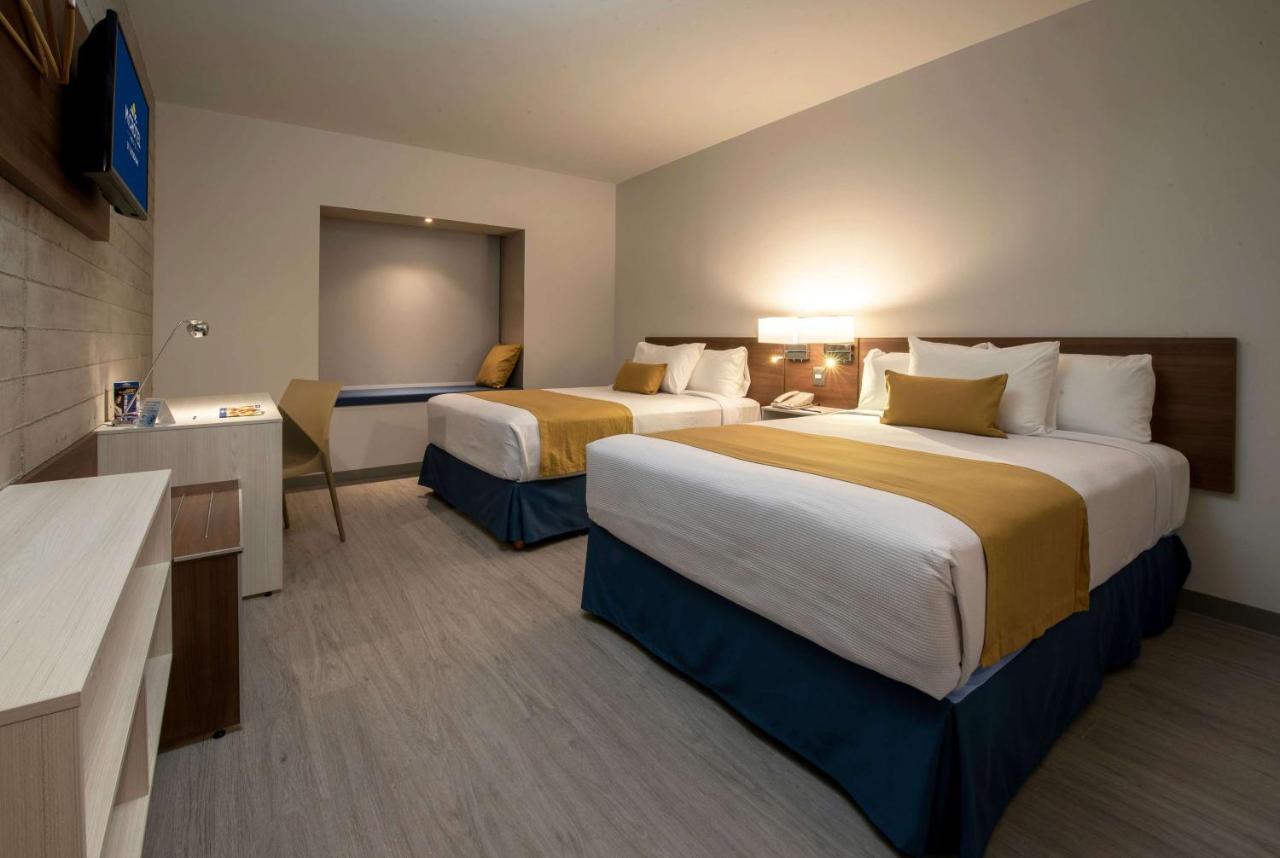 Microtel Inn & Suites By Wyndham Guadalajara Sur Palomar Eksteriør bilde